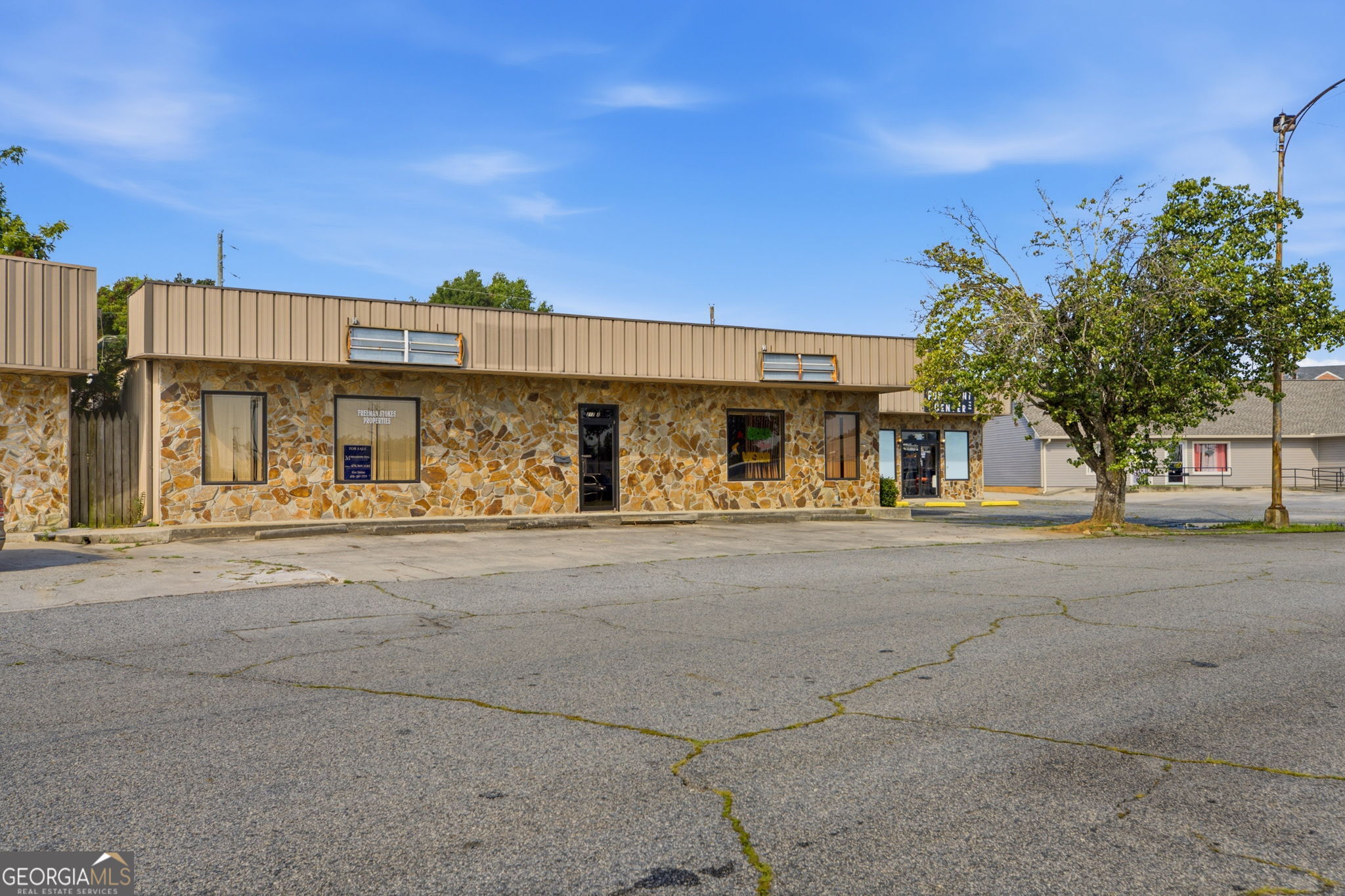 217 S Commercial Circle Property Photo 1