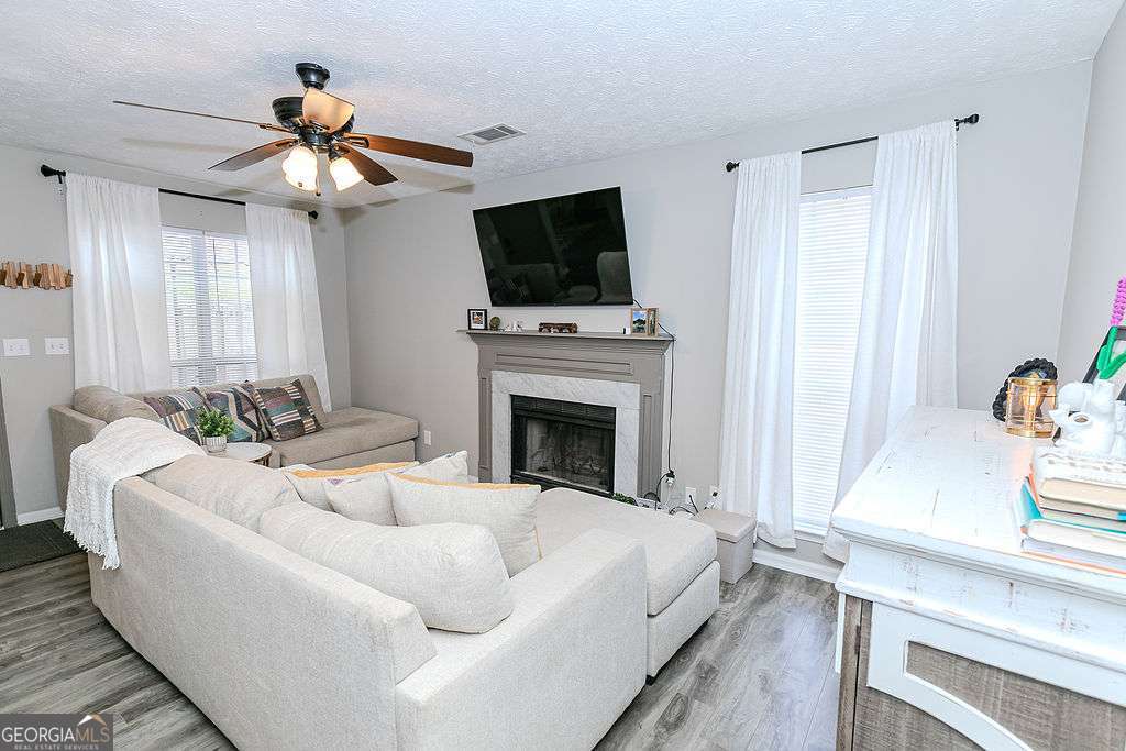 1067 Dover Way Property Photo 2