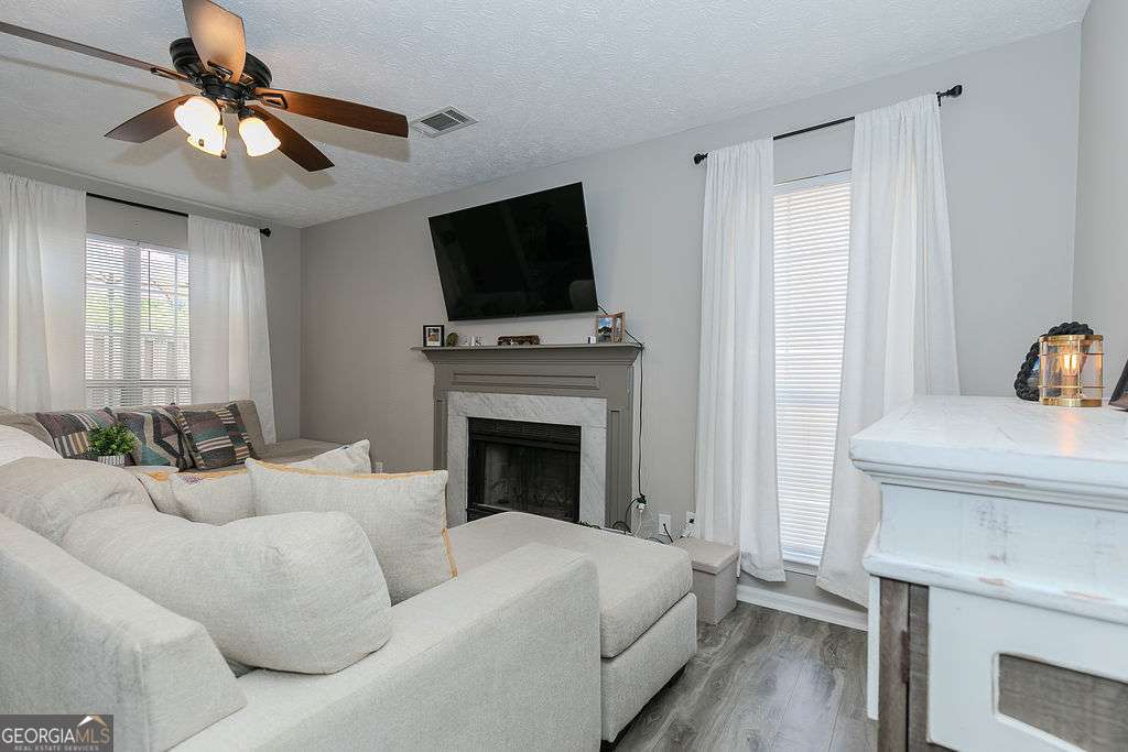 1067 Dover Way Property Photo 3