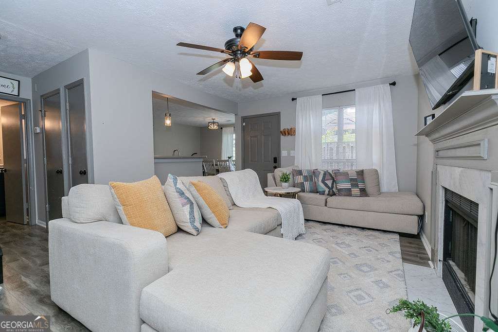 1067 Dover Way Property Photo 4