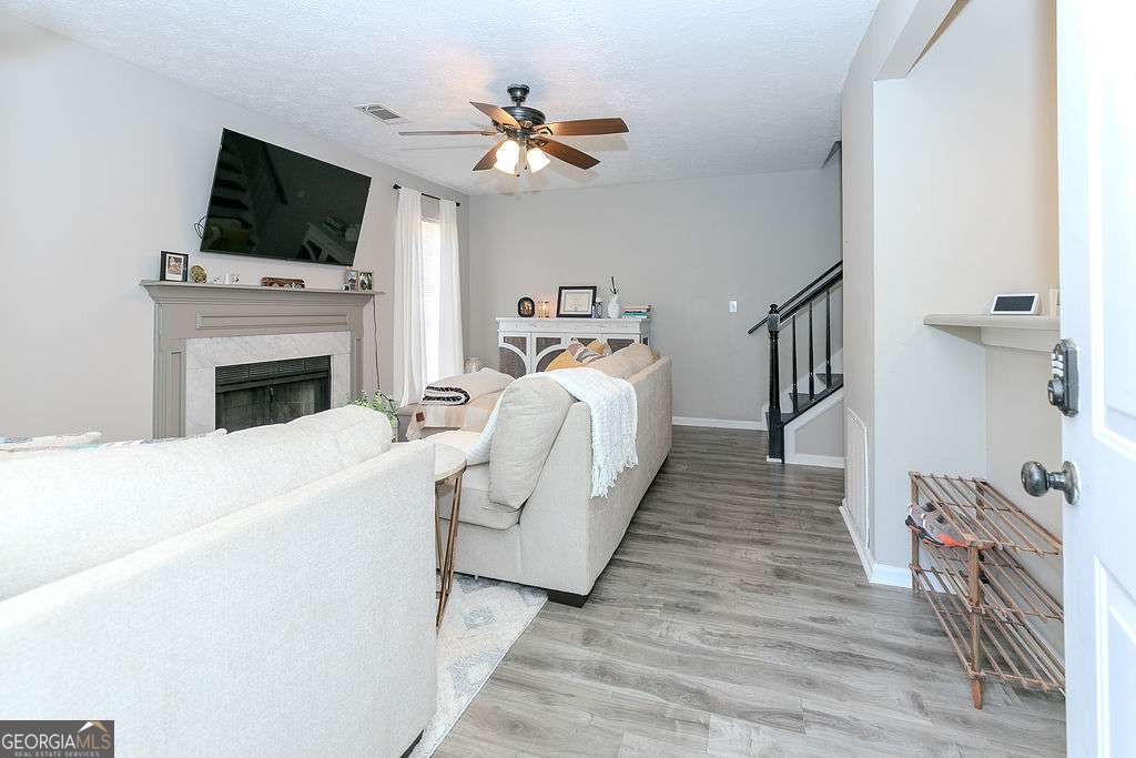1067 Dover Way Property Photo 5