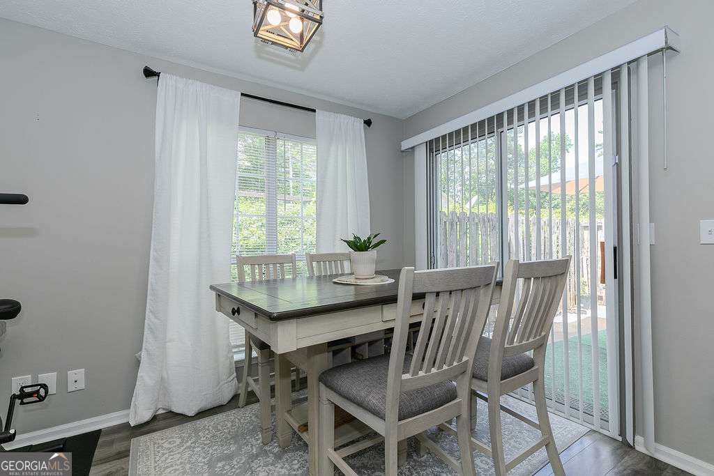 1067 Dover Way Property Photo 10