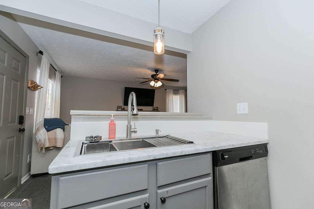 1067 Dover Way Property Photo 11