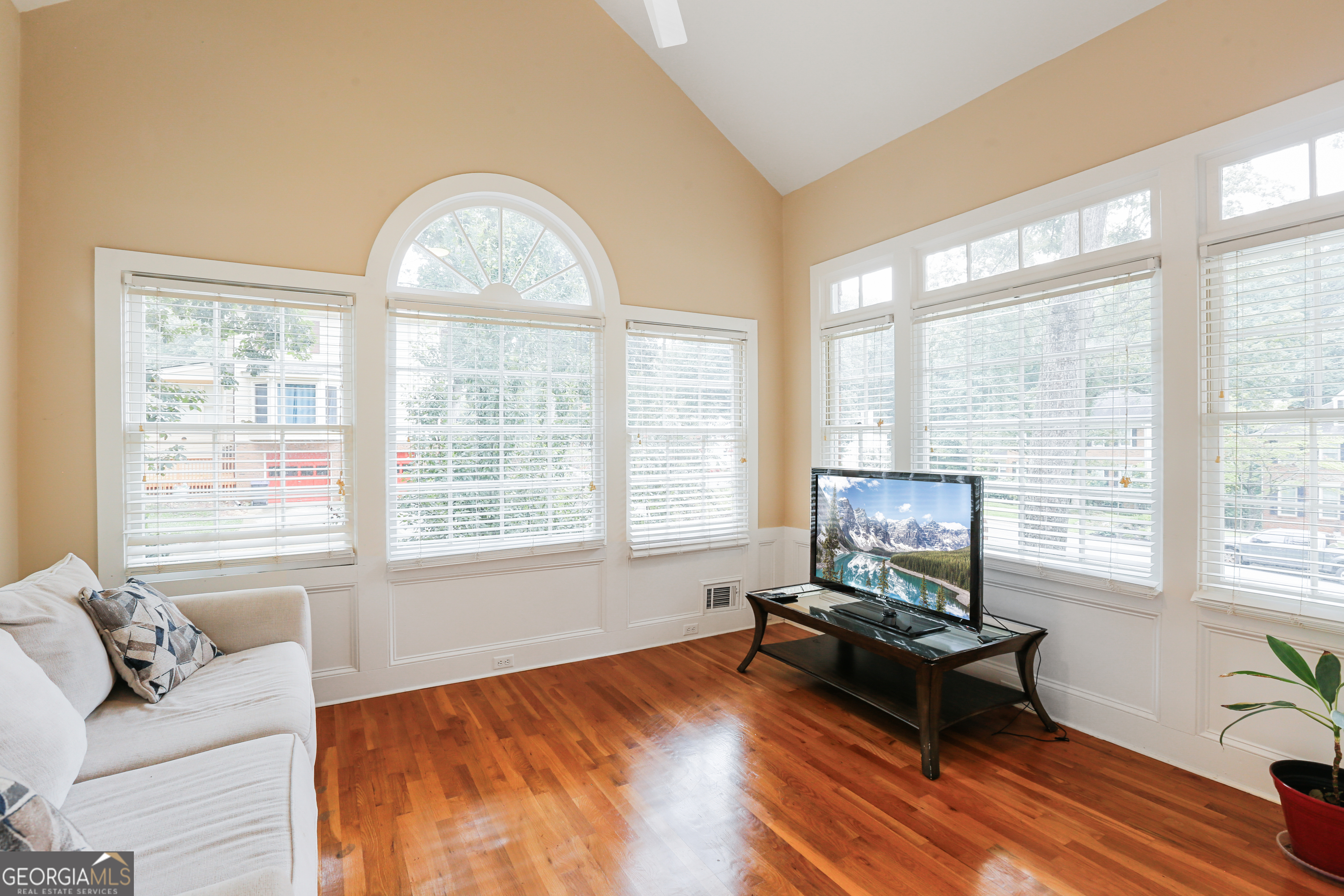 1575 Thoreau Drive Property Photo 13