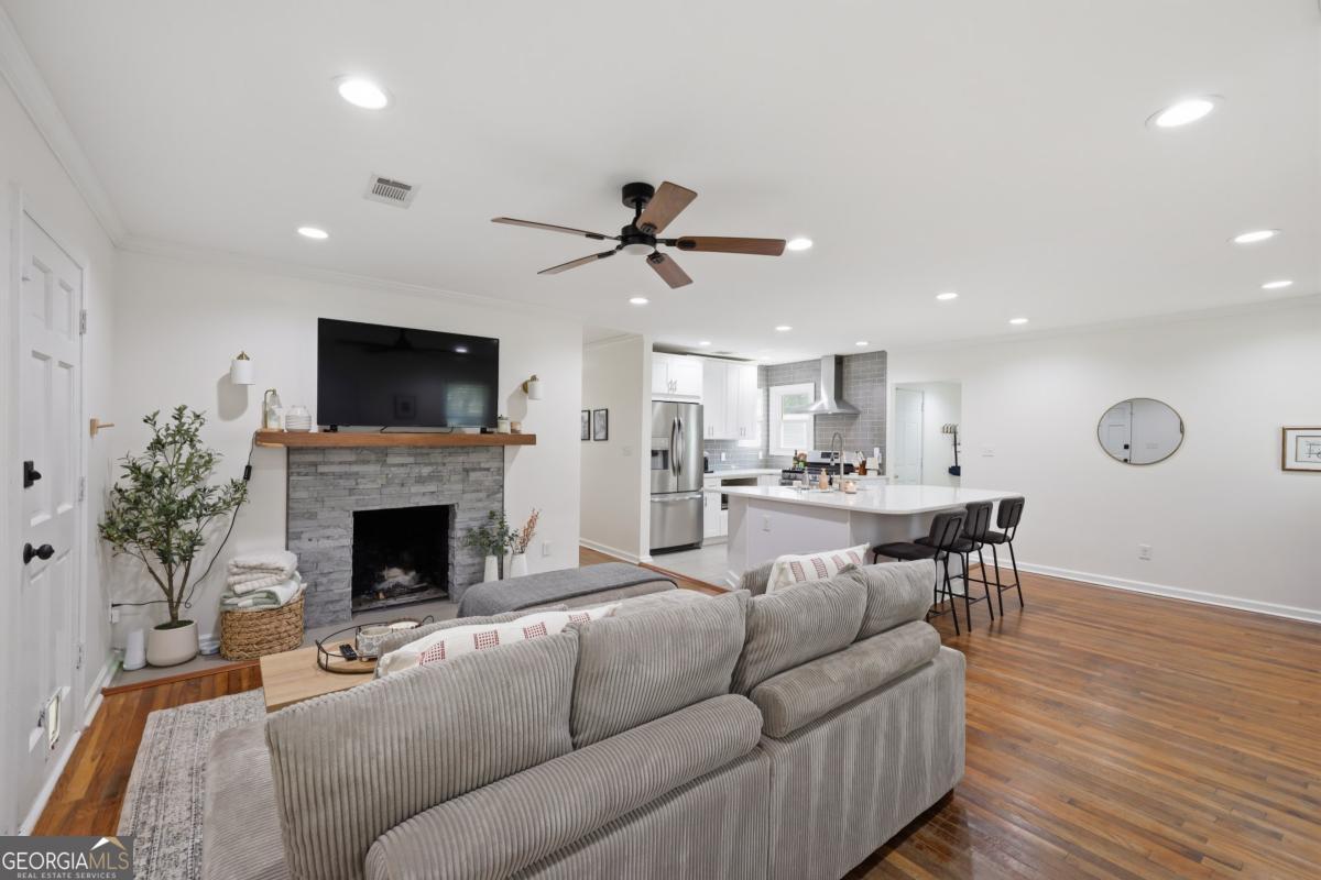 209 E 65th Street Property Photo 4