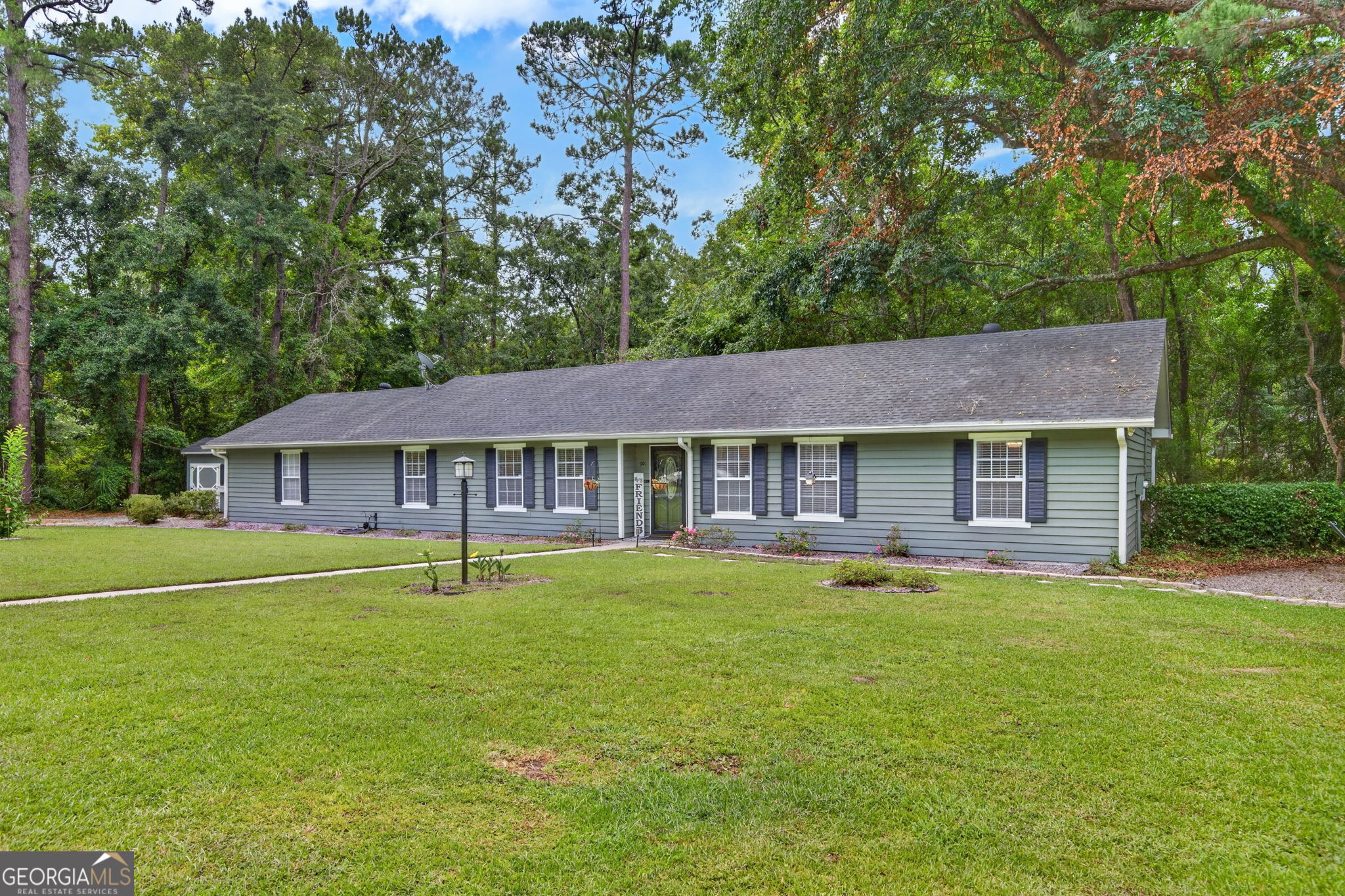 901 Queens Court Property Photo 1