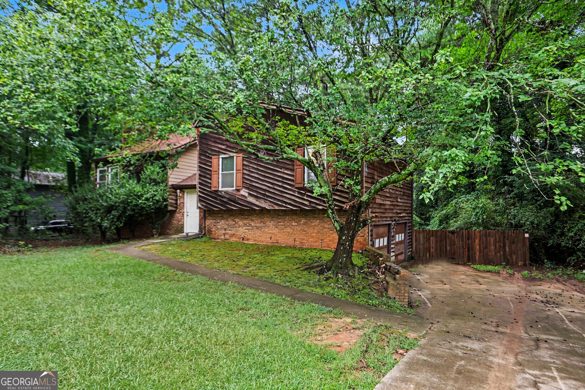 5894 Sutton Drive Property Photo 3
