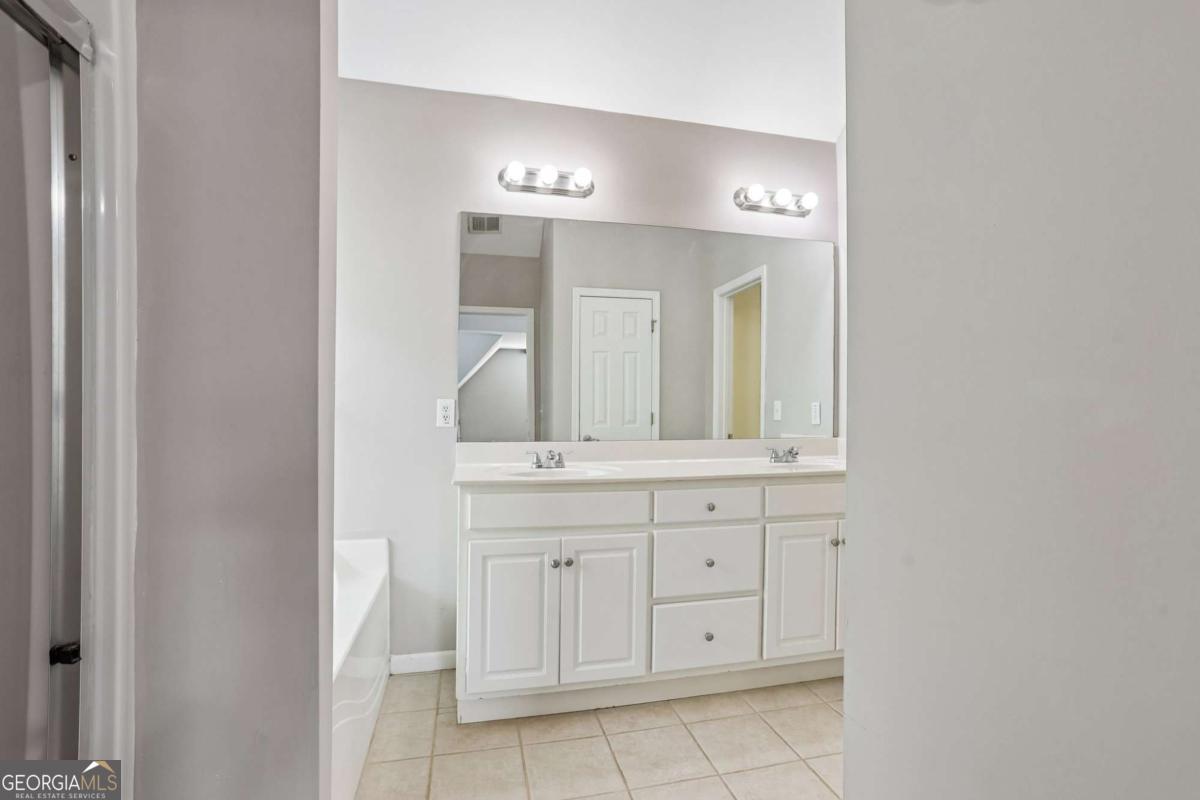 7 Adelaide Crossing Property Photo 38