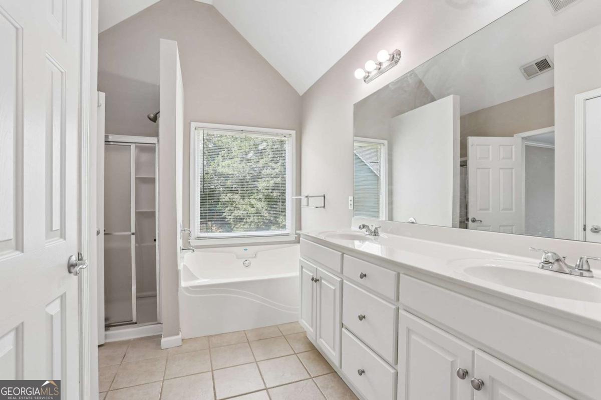 7 Adelaide Crossing Property Photo 47