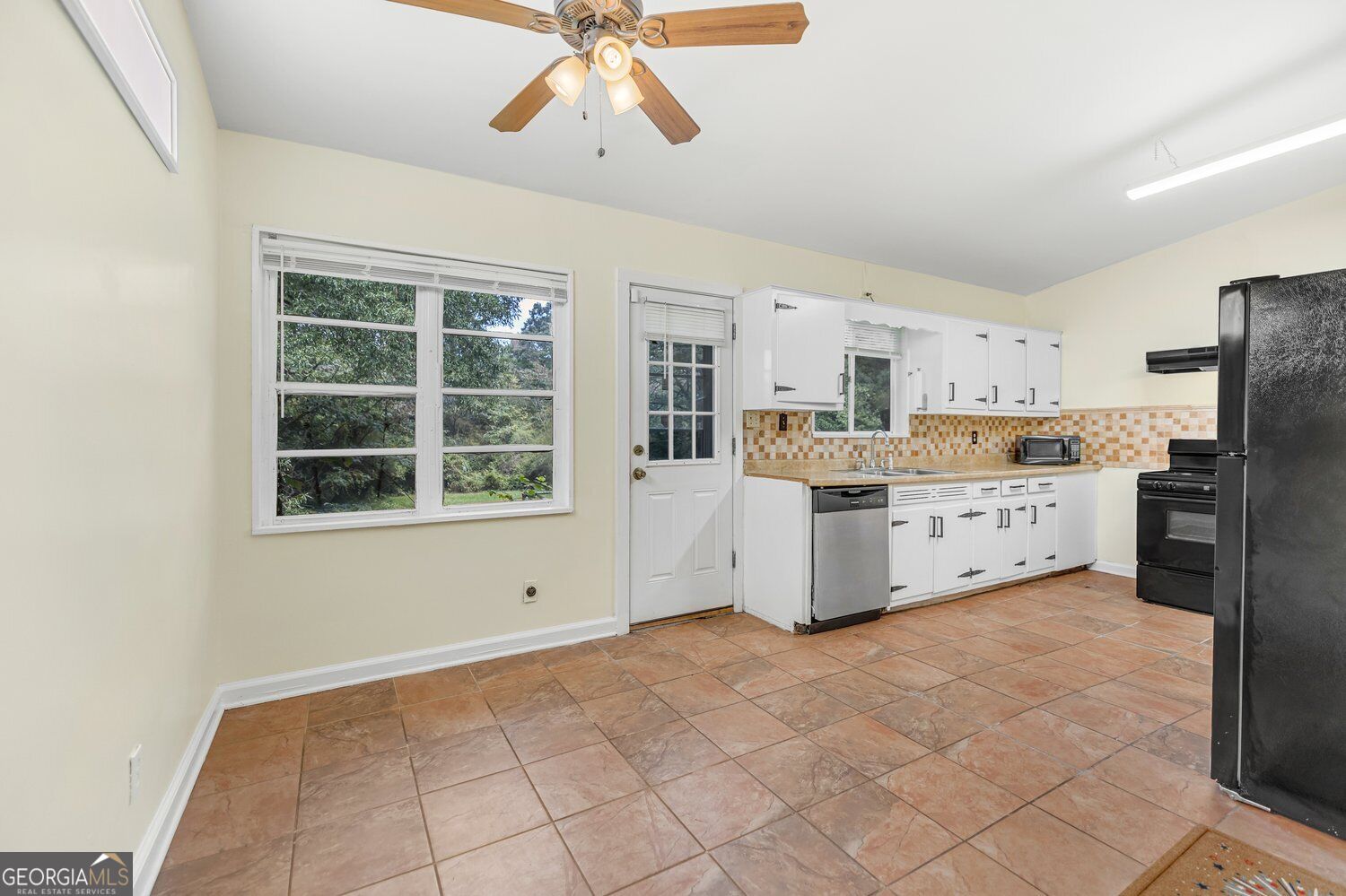 2720 Hollywood Drive Property Photo 3