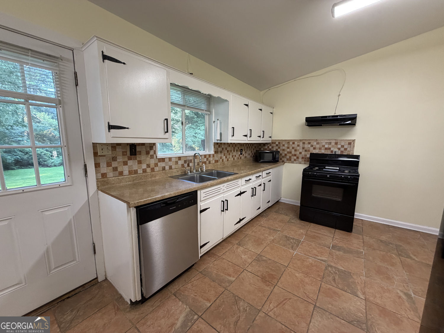 2720 Hollywood Drive Property Photo 6