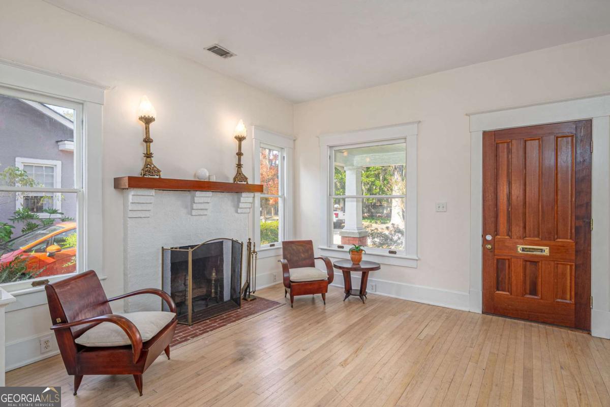 1219 E 48th Street Property Photo 6