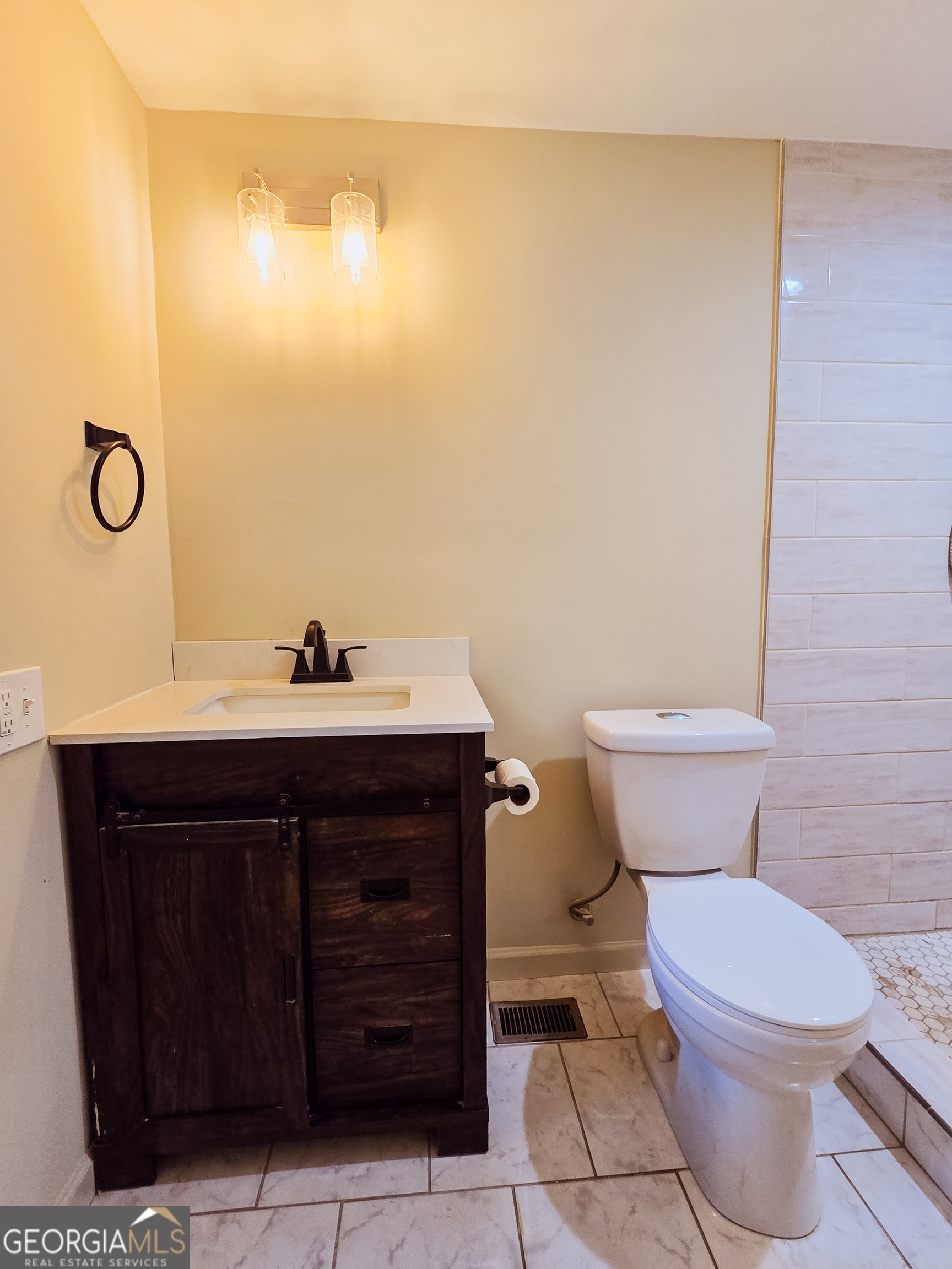 111 Loggins Road Property Photo 10