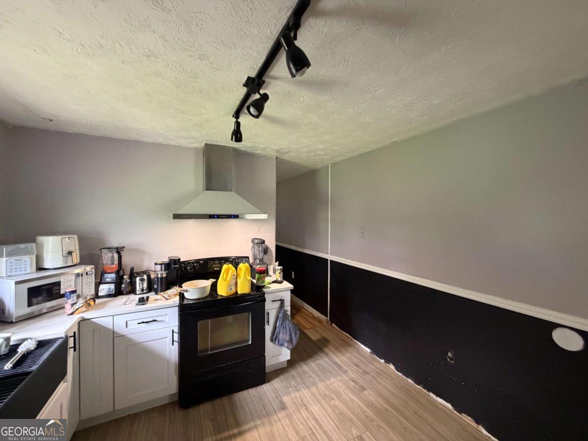 114 Shelia Drive Property Photo 3