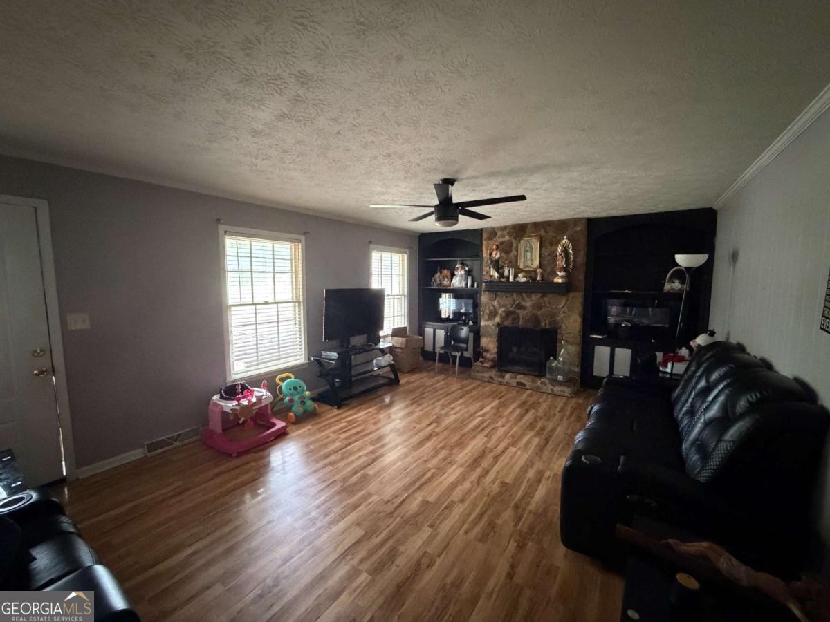 114 Shelia Drive Property Photo 4