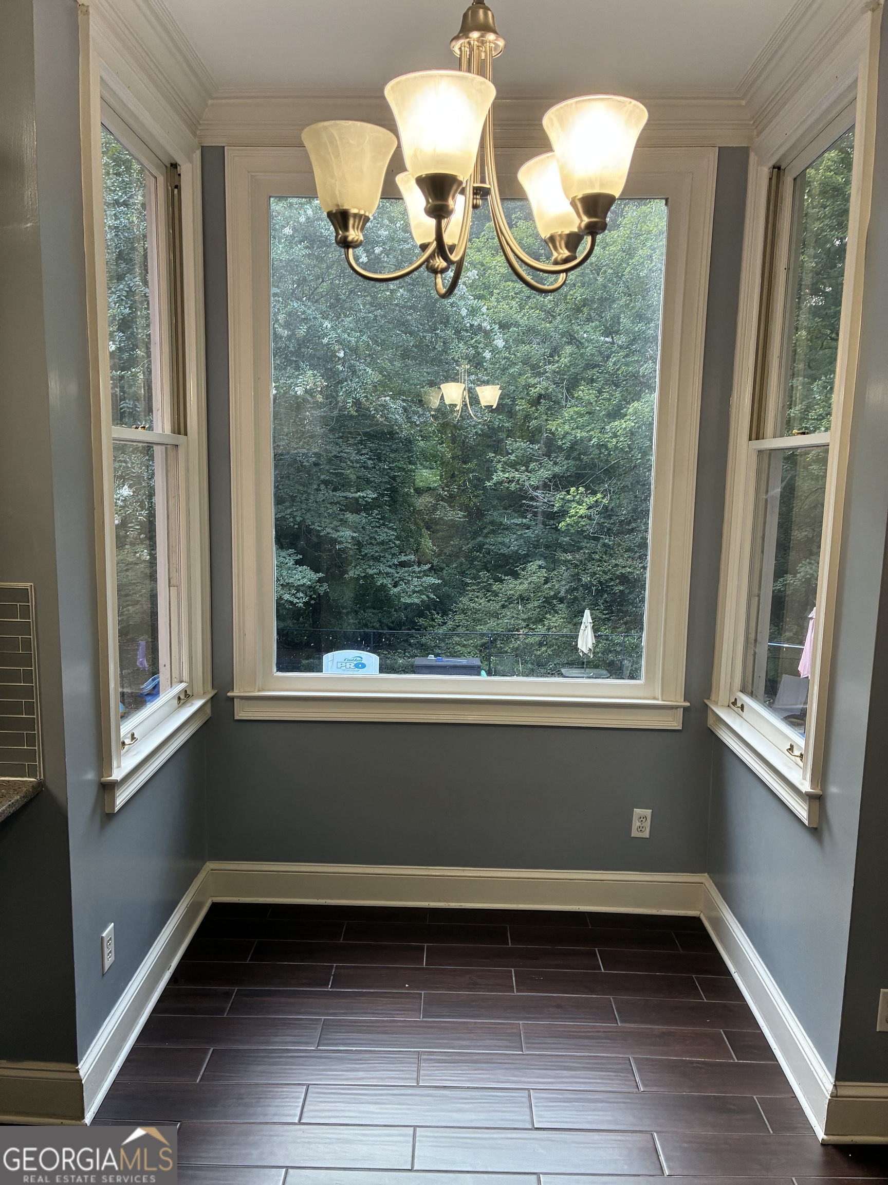 110 Regal Oak Property Photo 5
