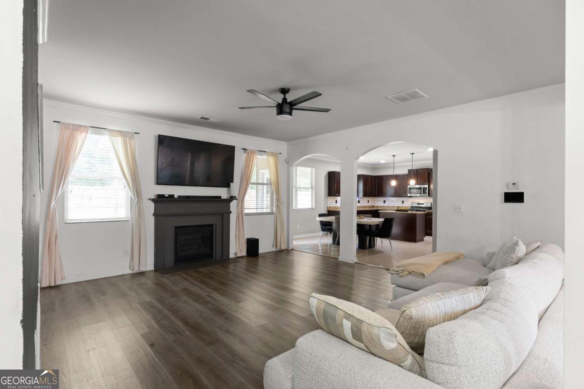 210 Silver Willow Walk Property Photo 11