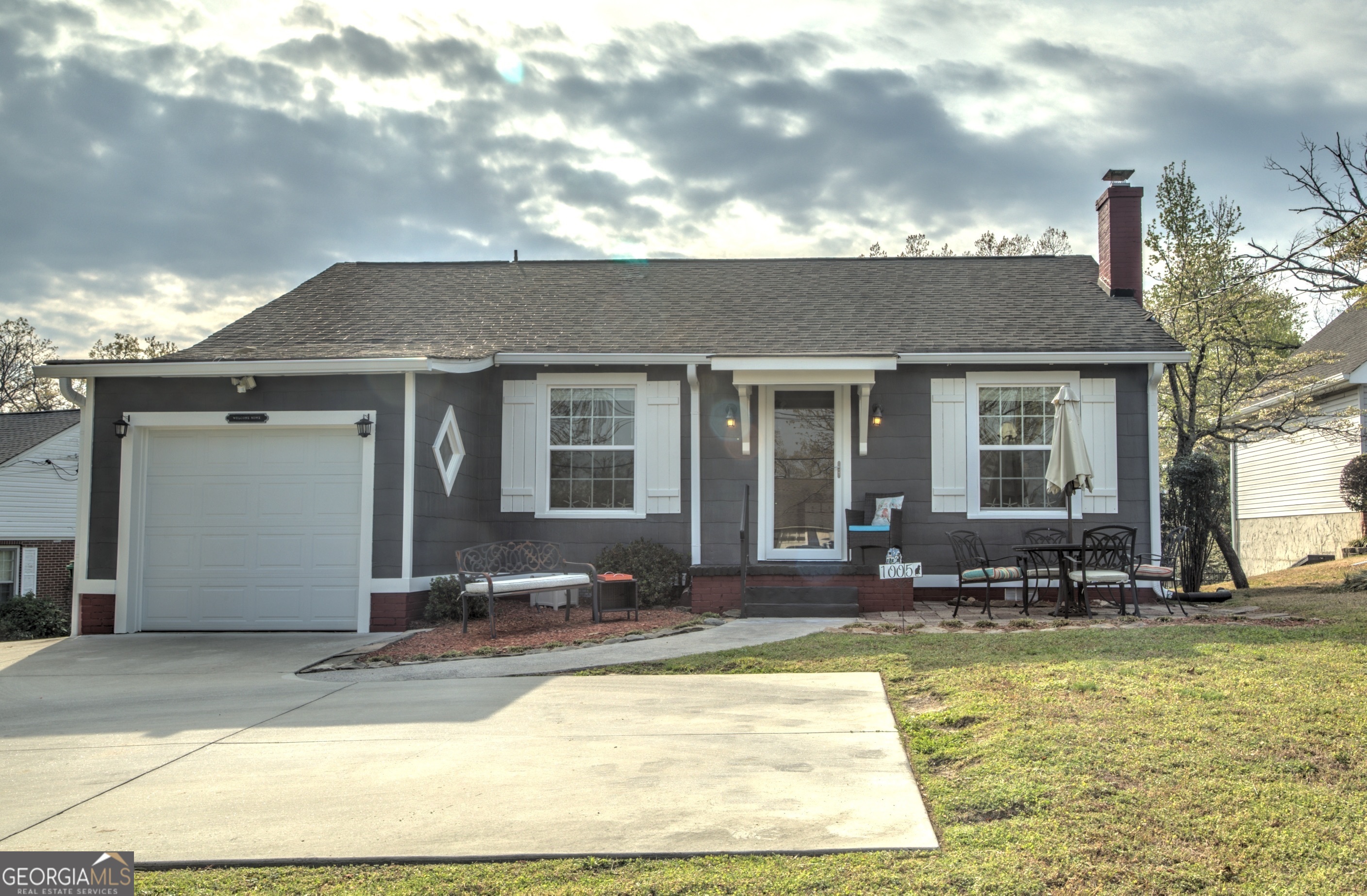 1005 S Crest Road Property Photo 1