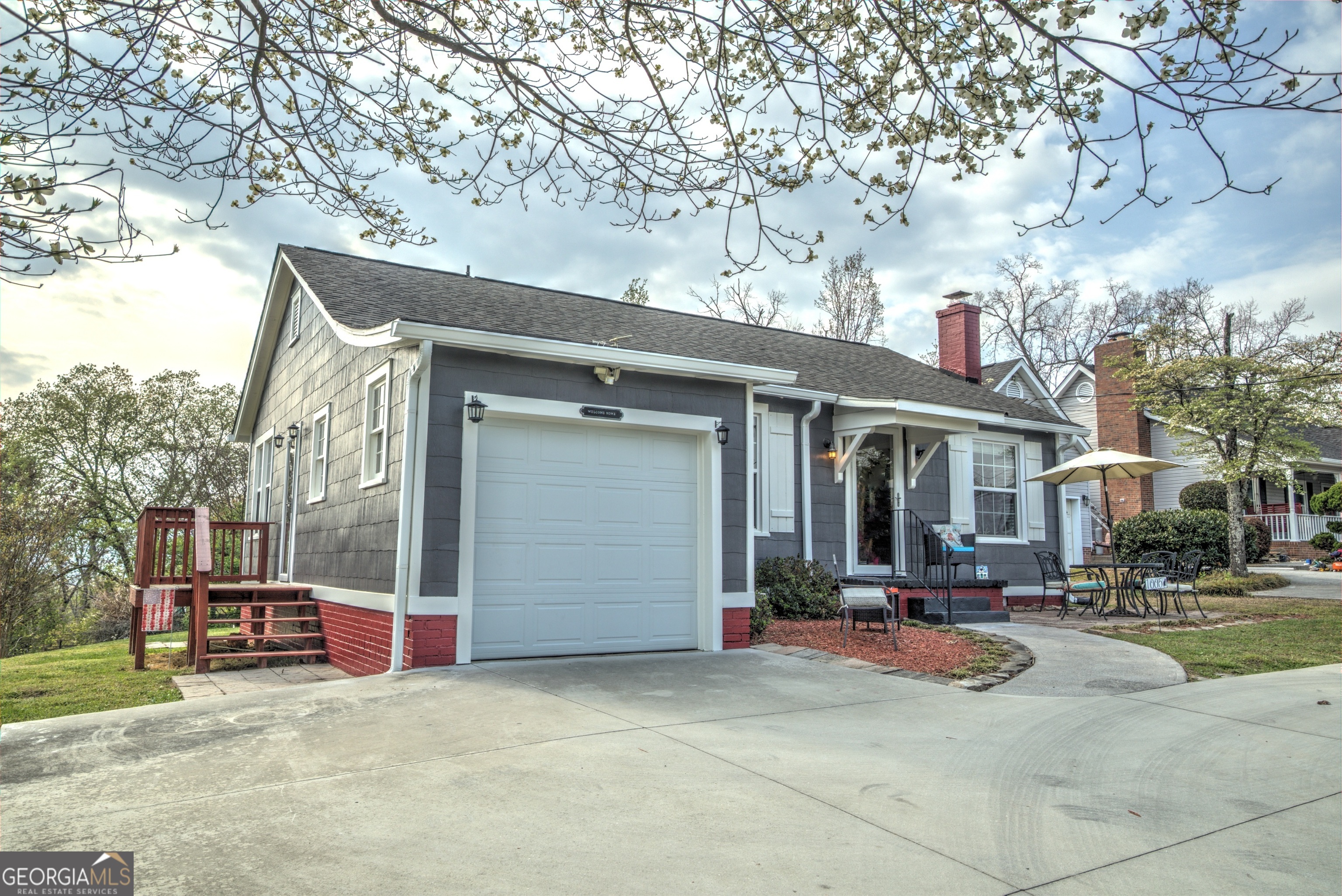 1005 S Crest Road Property Photo 2