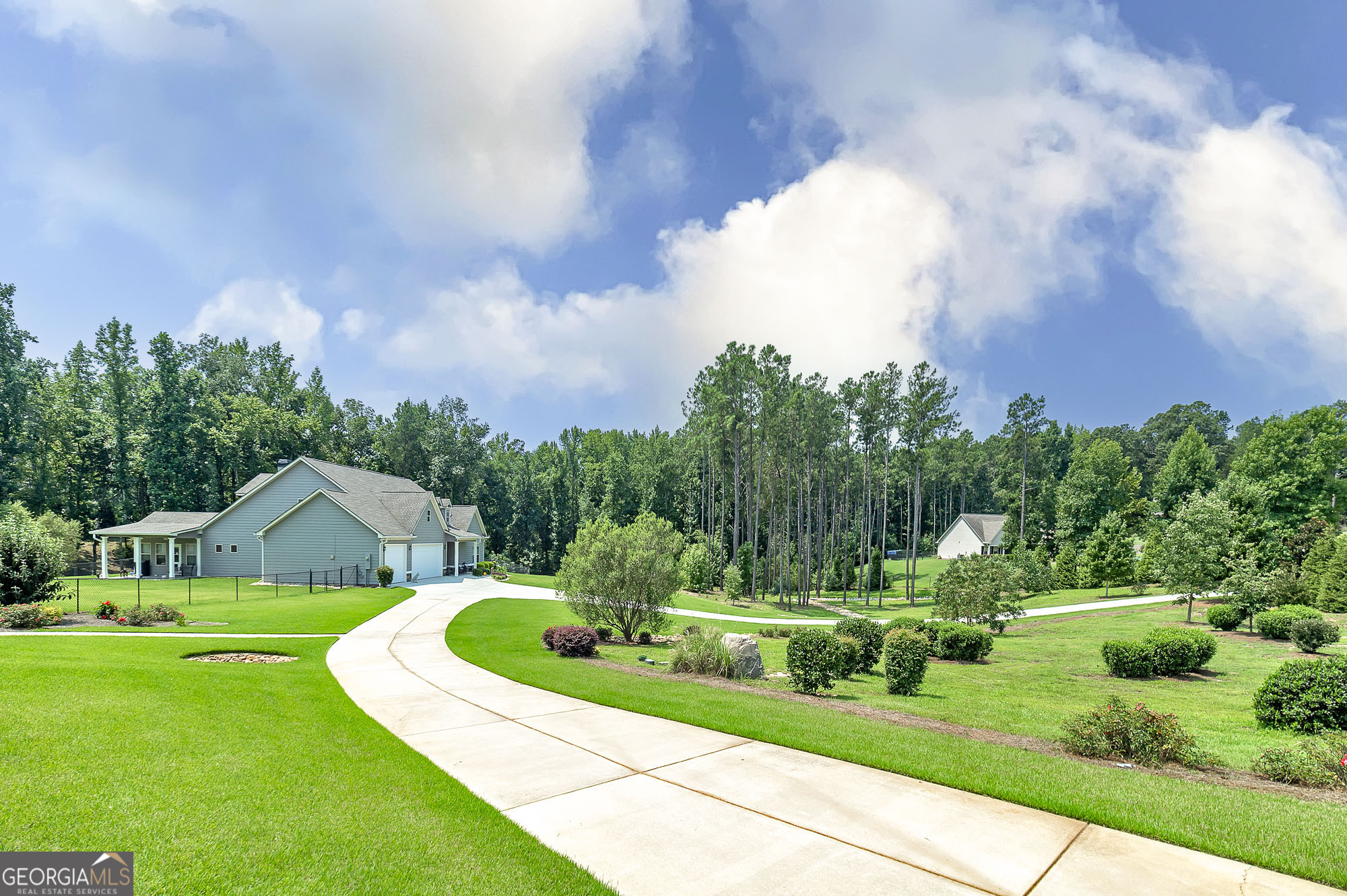 90 Wagon Trail Property Photo 3