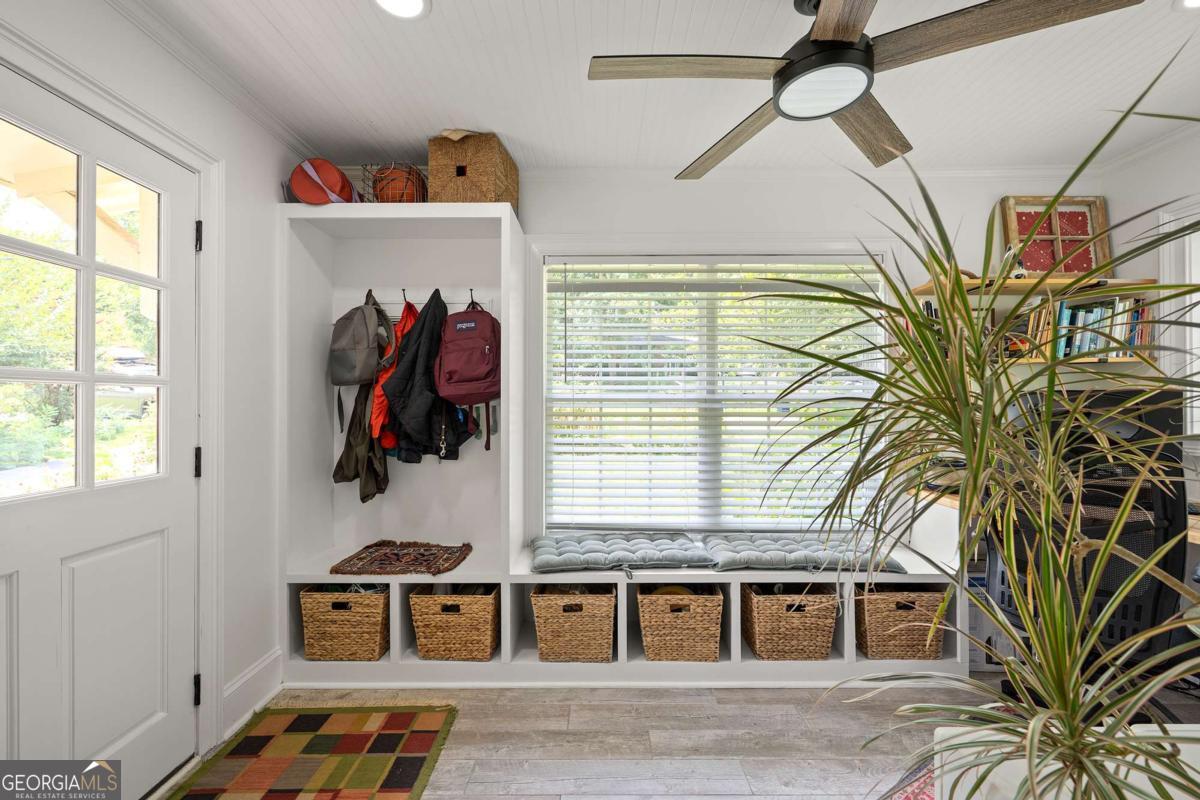 160 Crestview Circle Property Photo 4