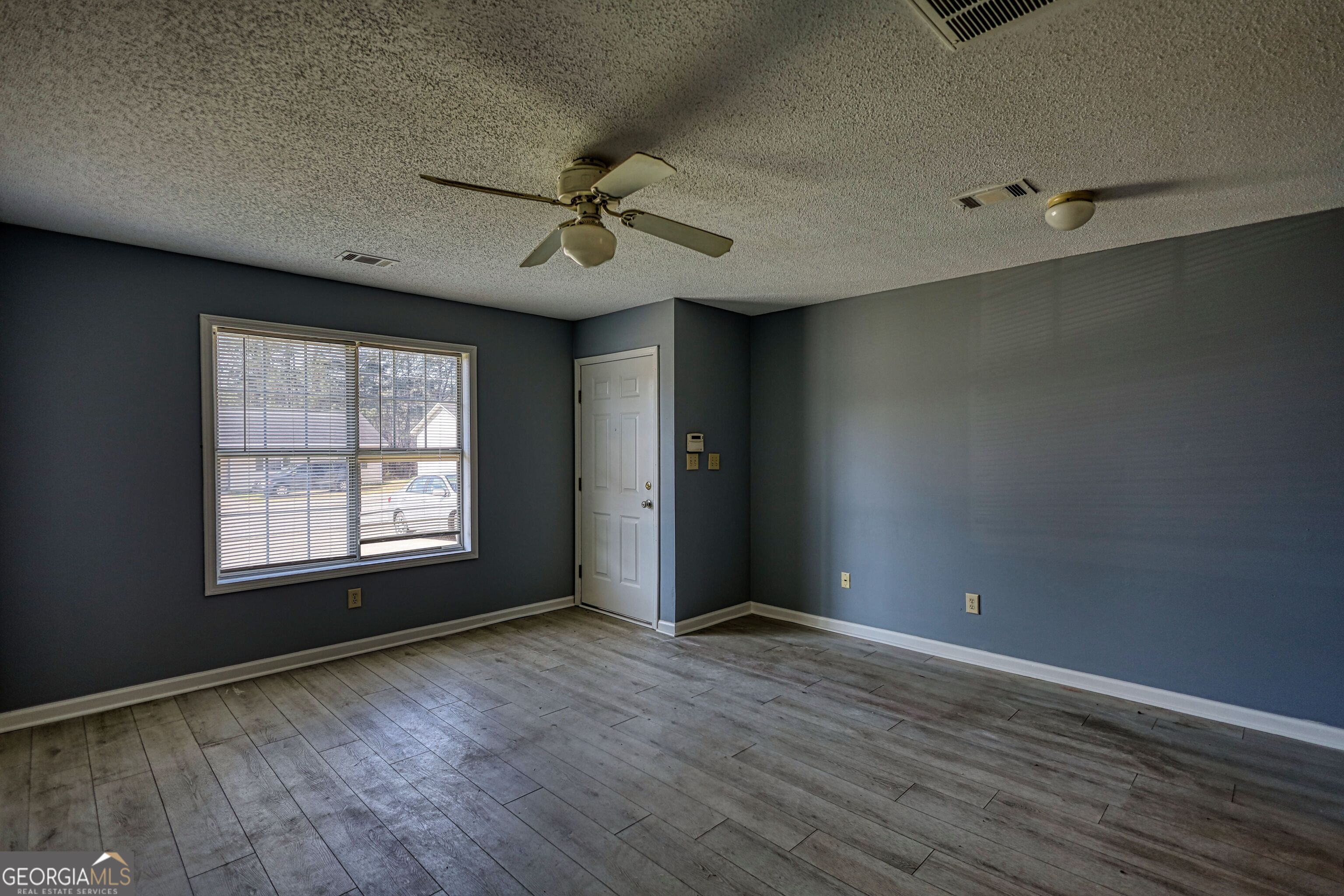 2313 Laura Court Ne Property Photo 4