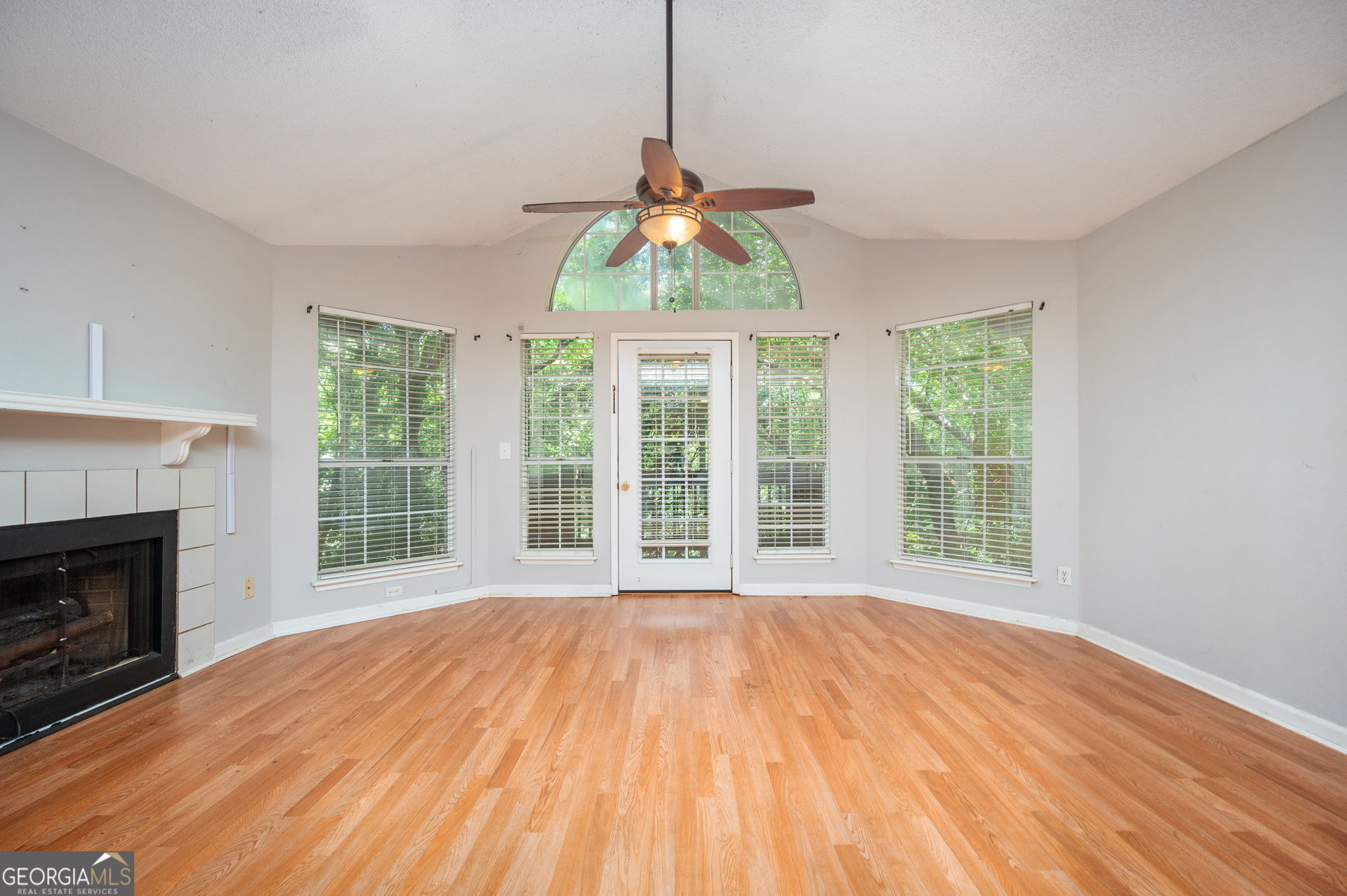 915 Wentworth Court Property Photo 3