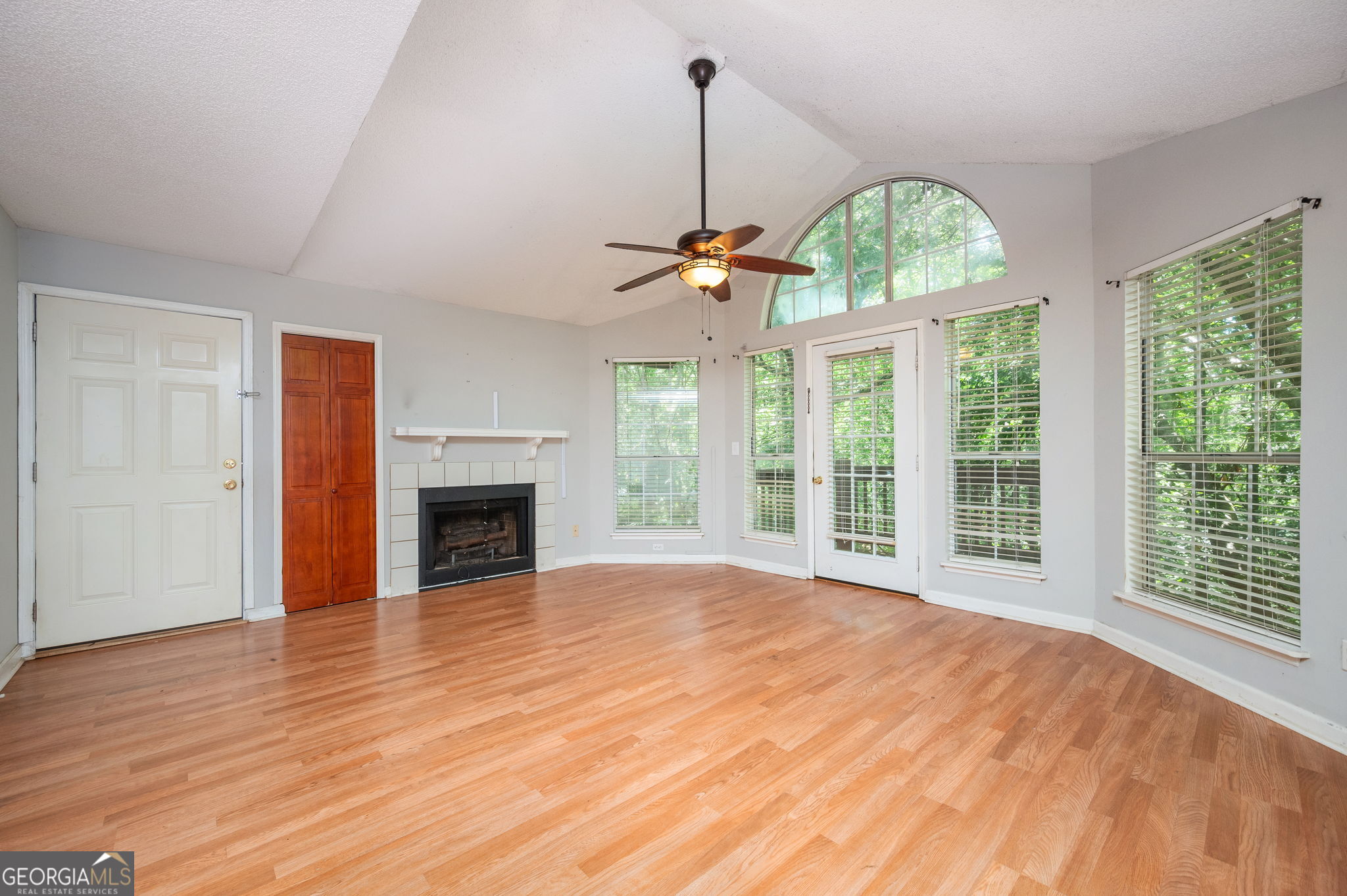 915 Wentworth Court Property Photo 4
