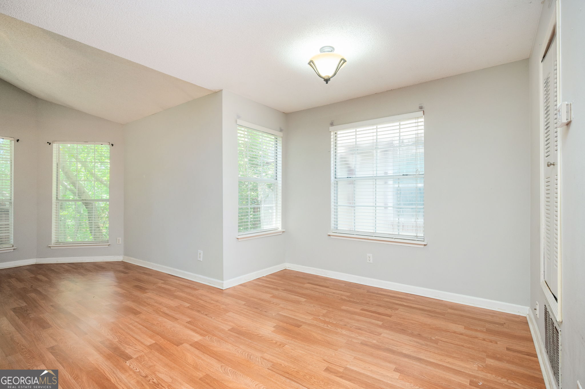 915 Wentworth Court Property Photo 7