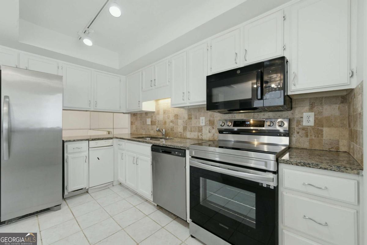 605 Serramonte Drive Property Photo 7