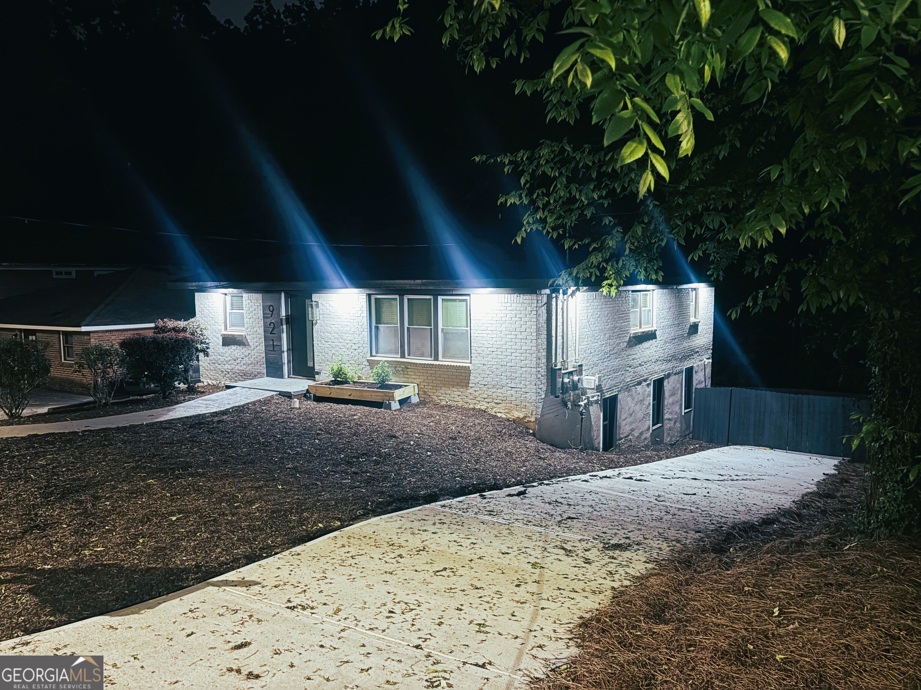921 Hall Street Property Photo 2