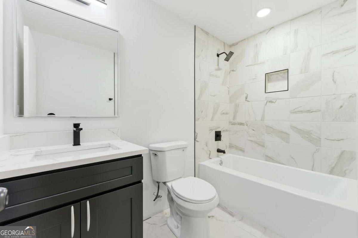 921 Hall Street Property Photo 13