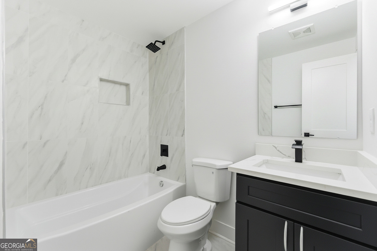 921 Hall Street Property Photo 23