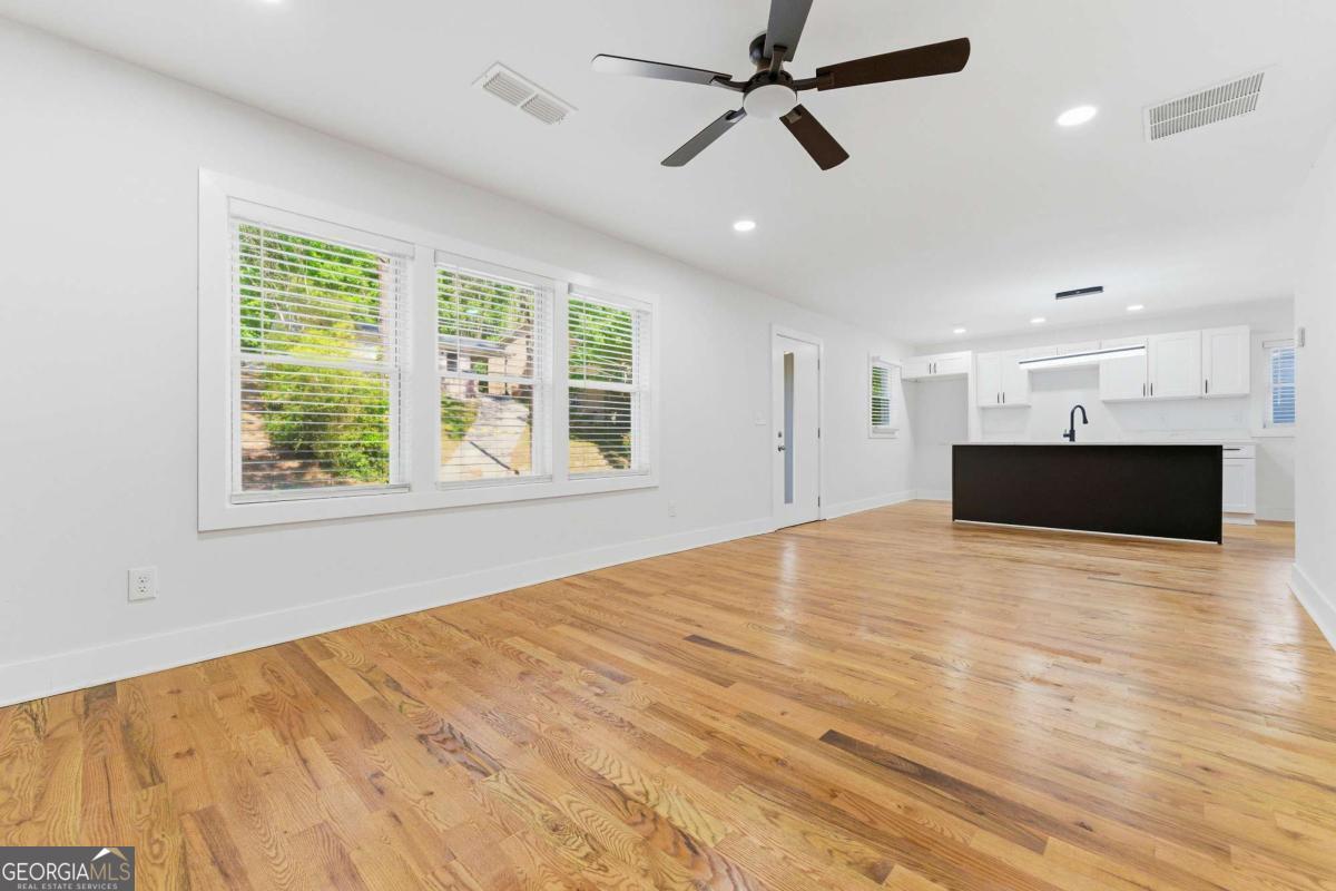 921 Hall Street Property Photo 31