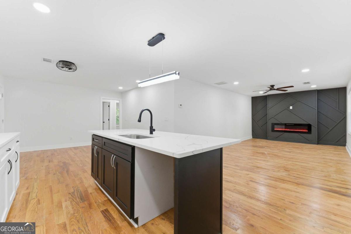 921 Hall Street Property Photo 32