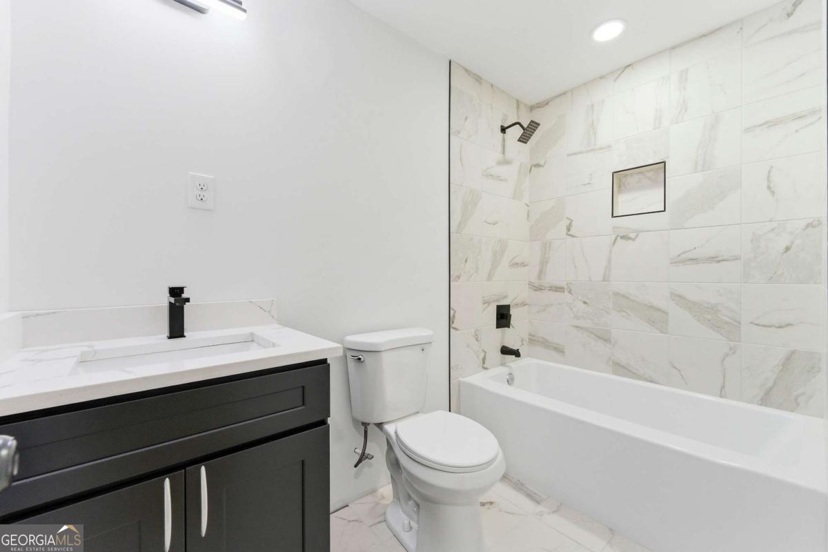 921 Hall Street Property Photo 39