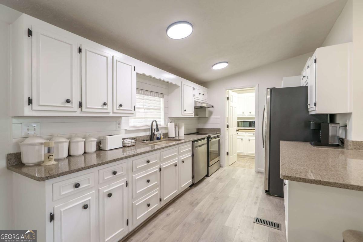 1180 Green Briar Drive Property Photo 15