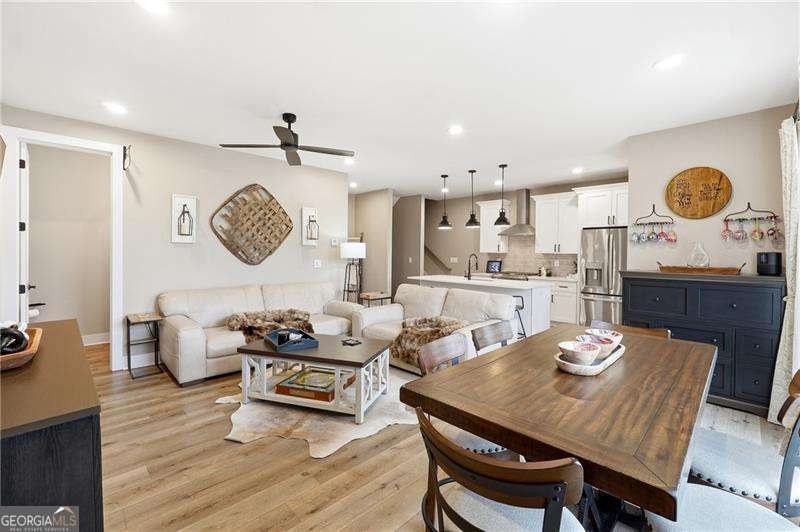 354 Clarendon Court Se Property Photo 4