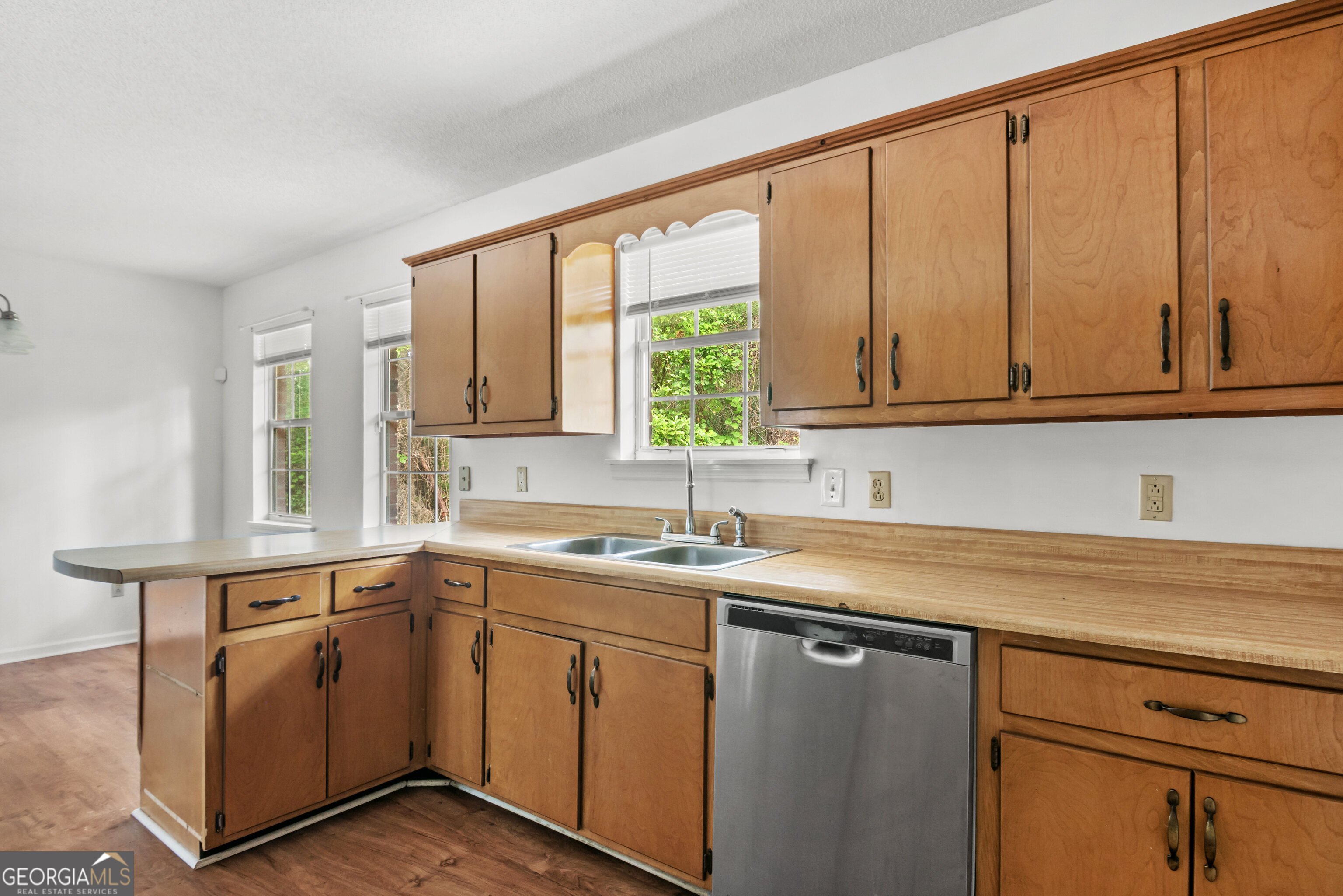 85 Waters Avenue Property Photo 6