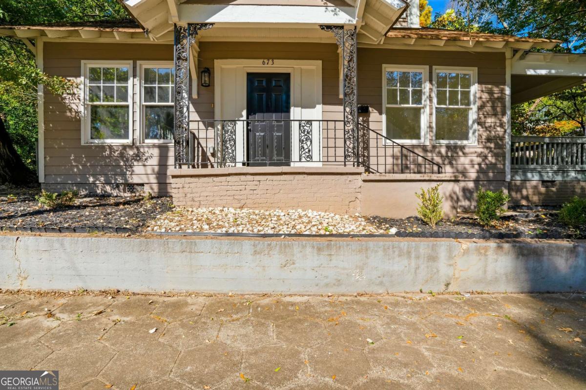 673 Pearce Street Sw Property Photo 2