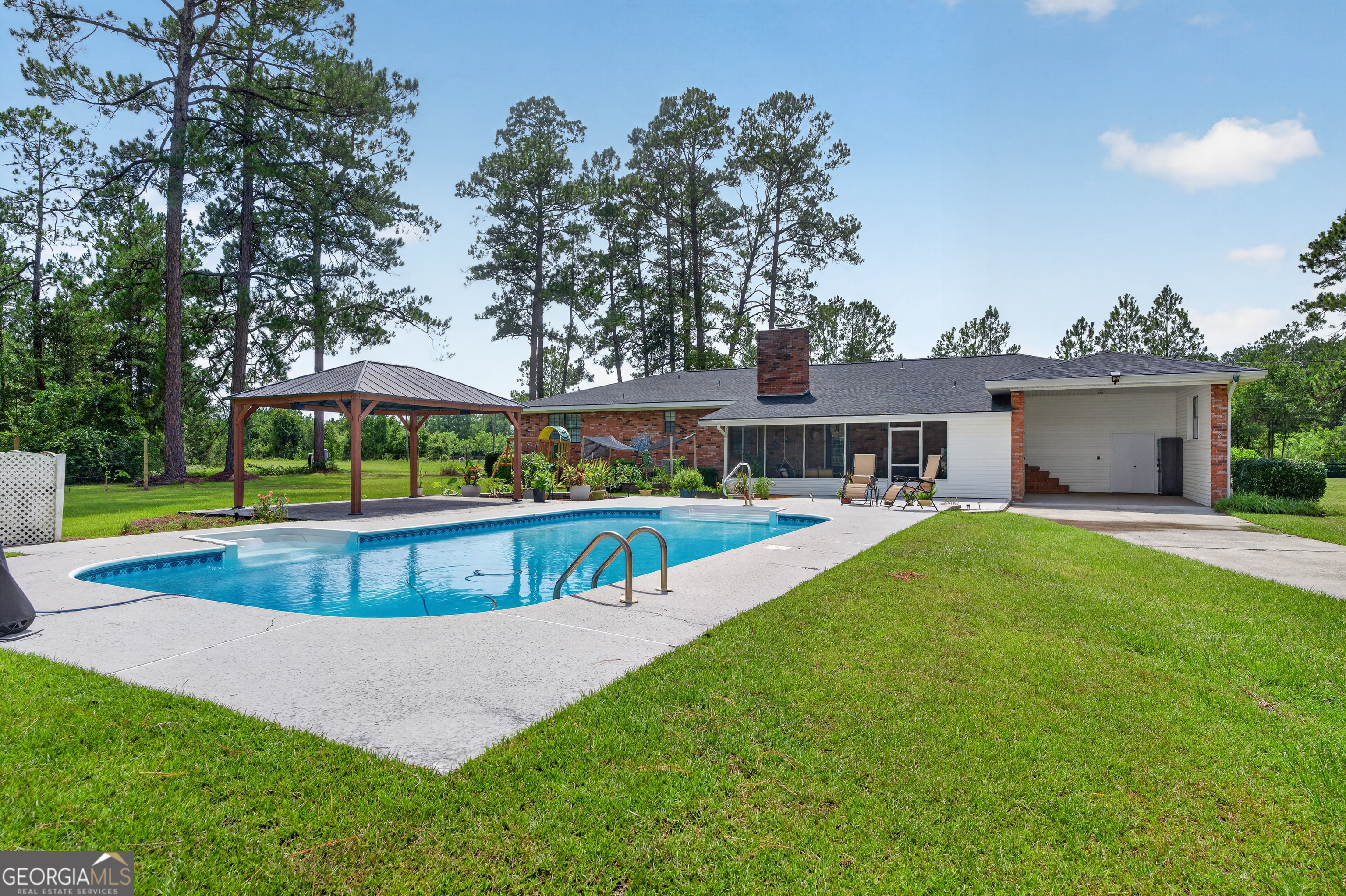 5486 Bowen Road Property Photo 3