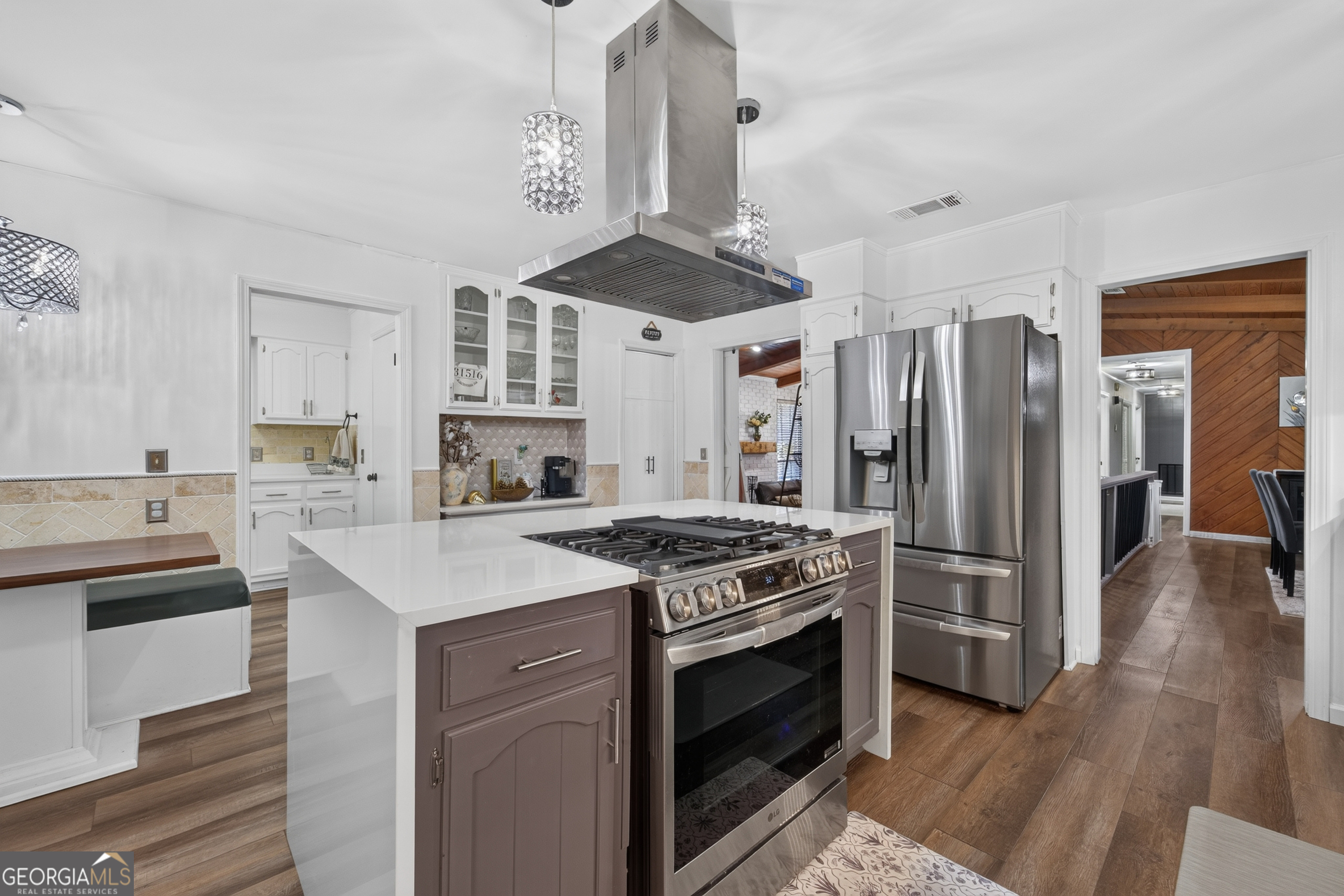 5486 Bowen Road Property Photo 6