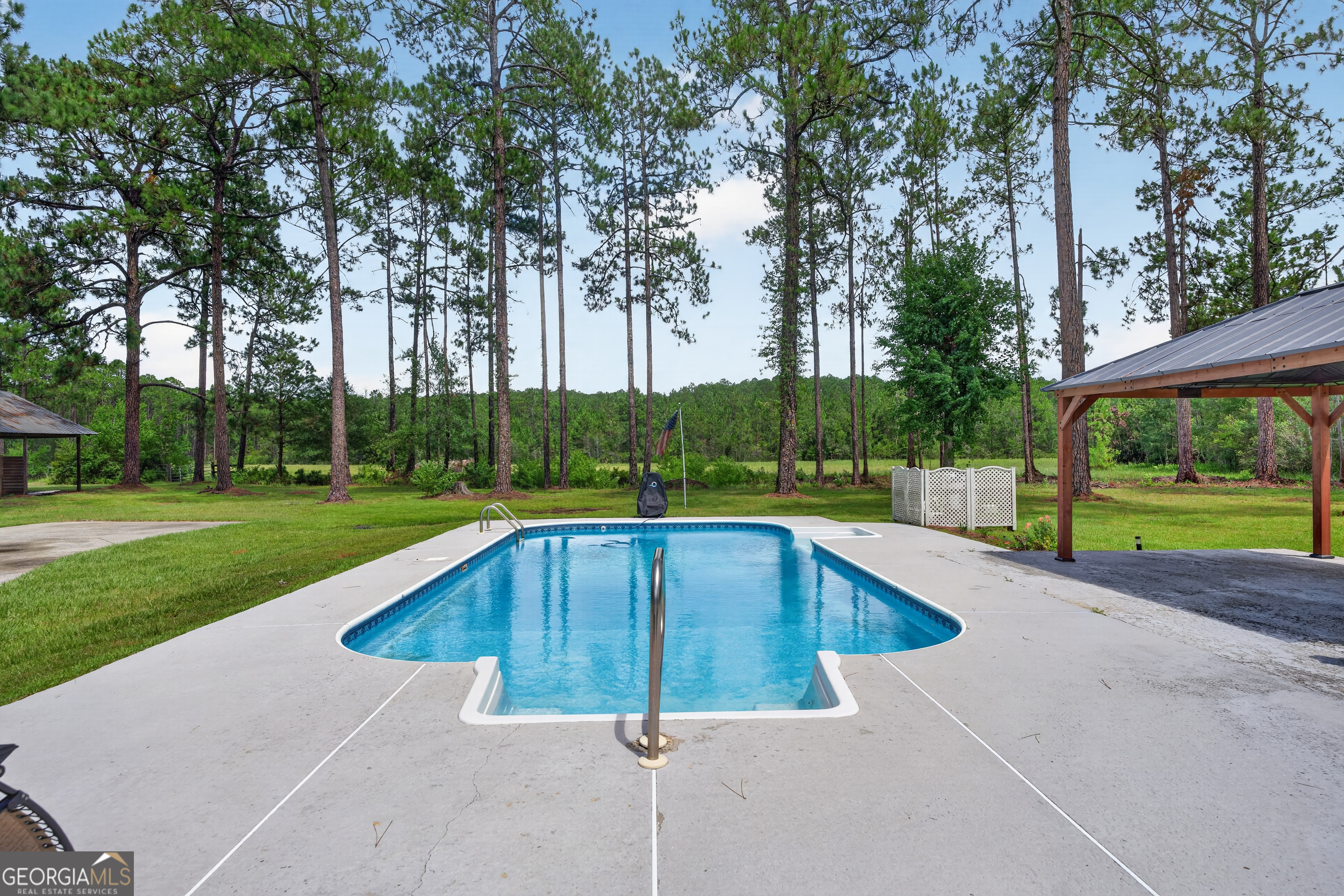 5486 Bowen Road Property Photo 44