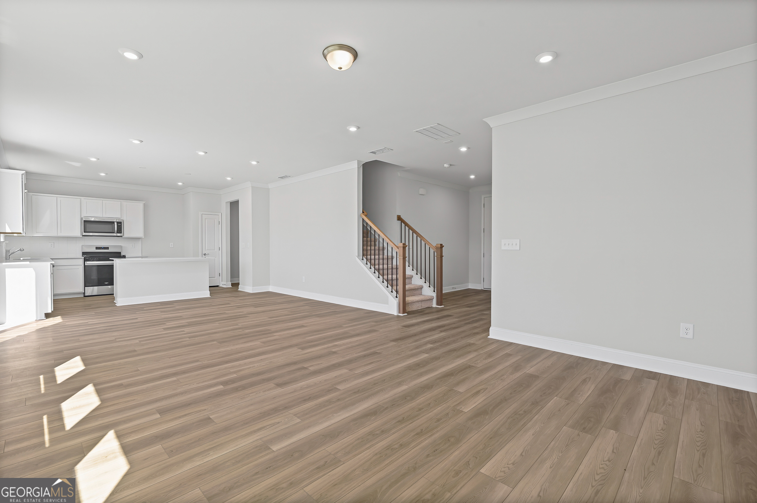 130 Kenney Way Property Photo 8