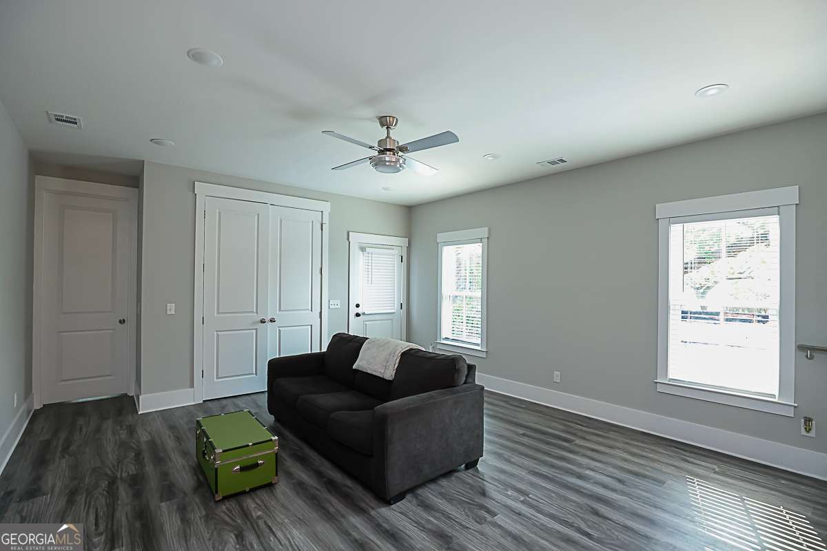 417 W 32nd Street Property Photo 6