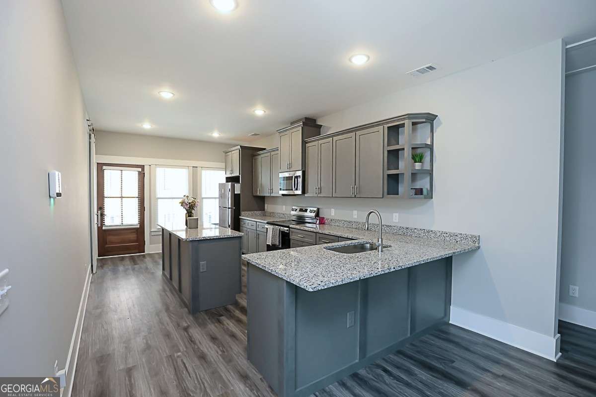 417 W 32nd Street Property Photo 8