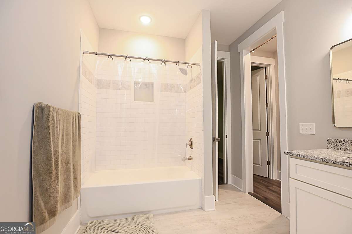 417 W 32nd Street Property Photo 23