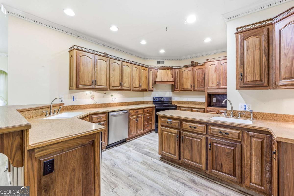 372 Woodhaven Drive Property Photo 13