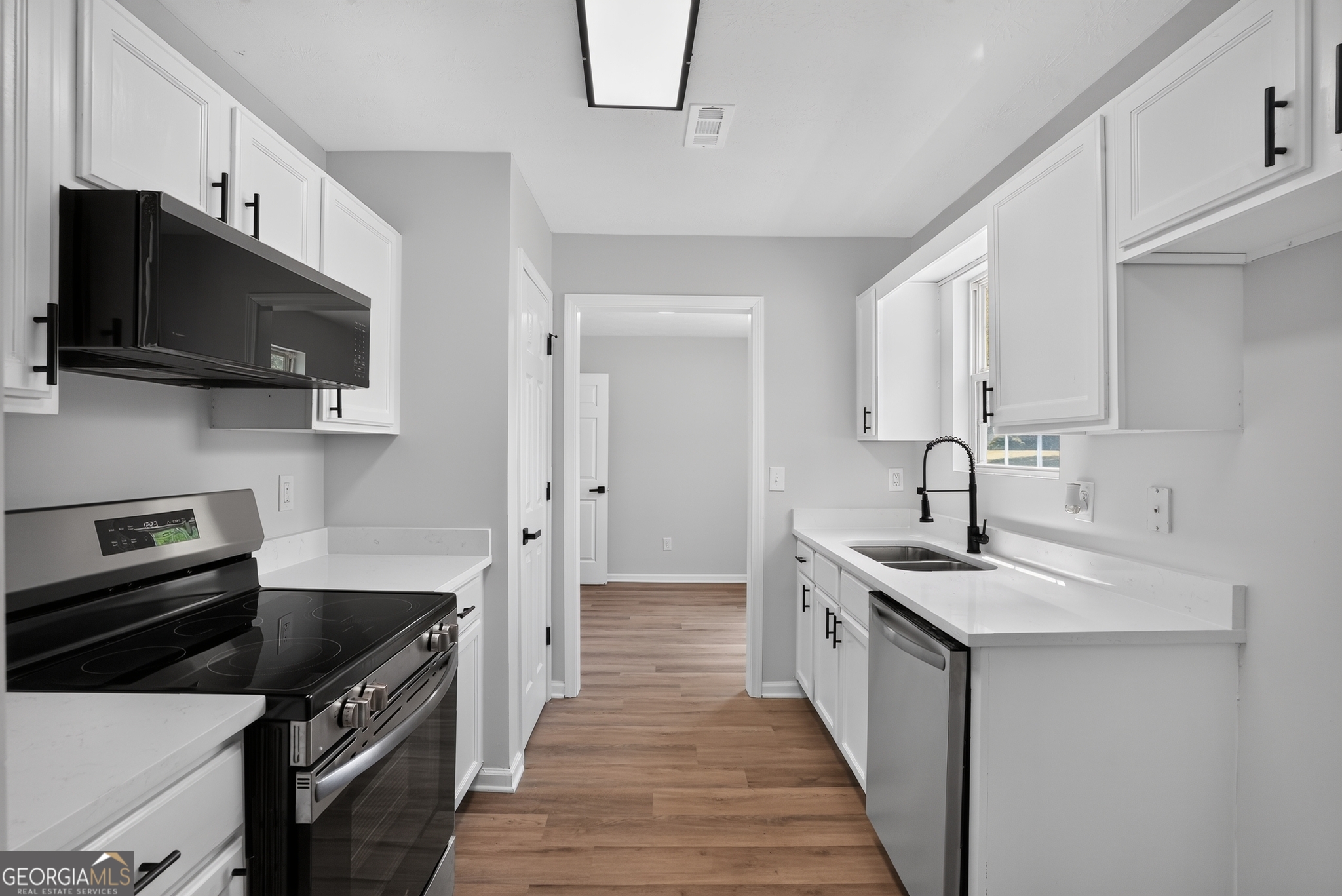 2015 Jefferson Way Property Photo 6