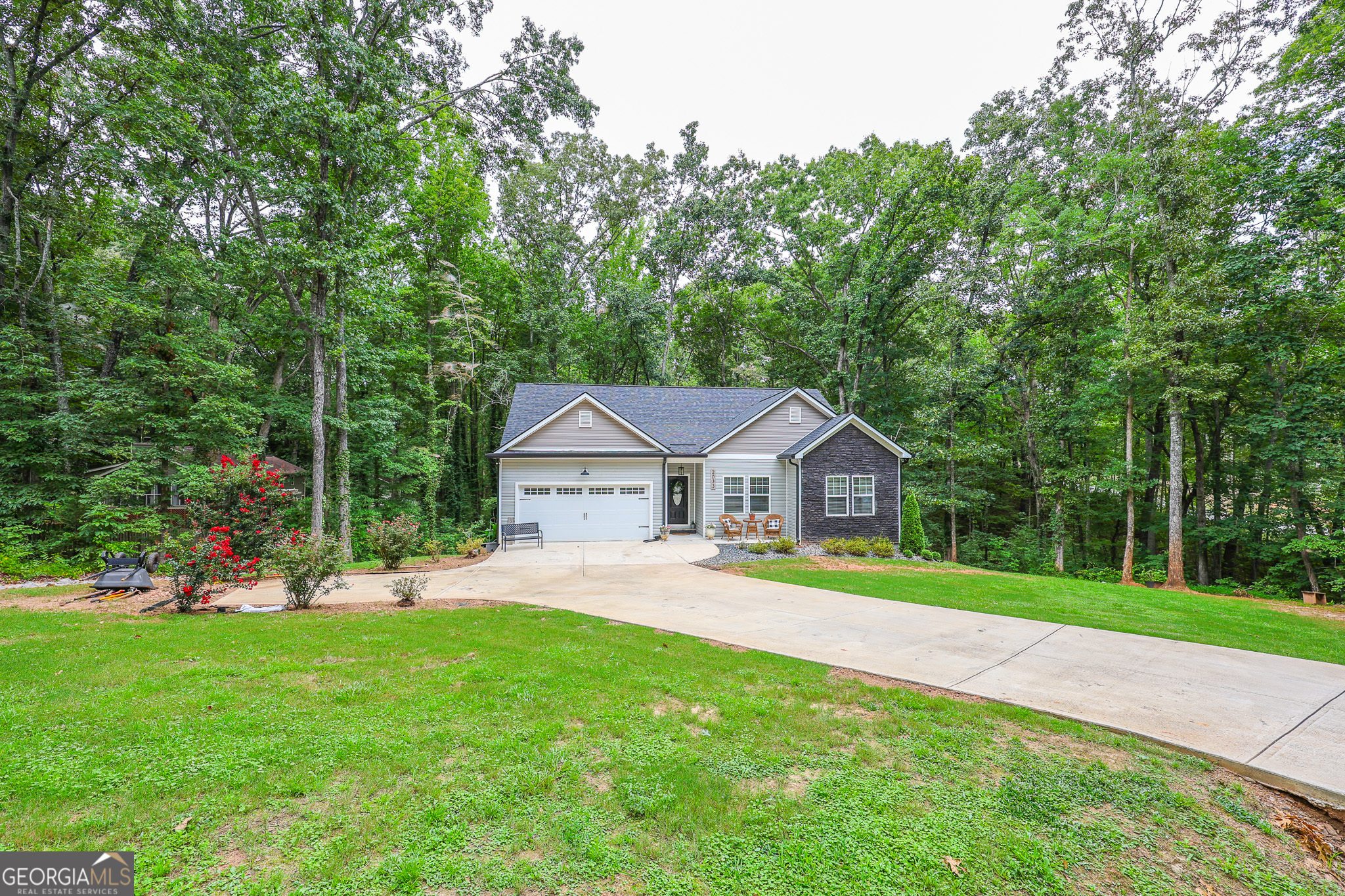 2033 Lakeview Parkway Property Photo 3
